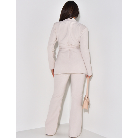 Ensemble de tailleur à ceinture large et pantalon patte d'eph effet lin Ensemble de tailleur à ceinture large et pantalon patte d'eph effet lin