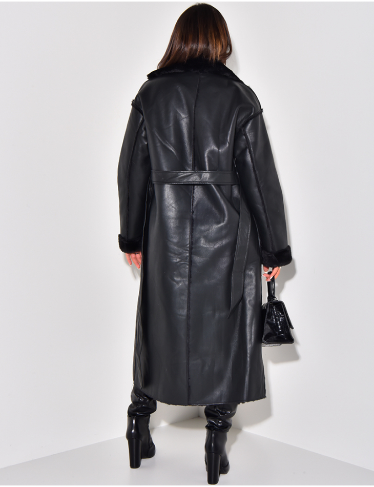 Langer Mantel aus Kunstleder Innenseite mit Fleece gefüttert.   Langer Mantel aus Kunstleder Innenseite mit Fleece gefüttert.