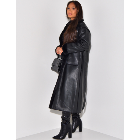 Langer Mantel aus Kunstleder Innenseite mit Fleece gefüttert.   Langer Mantel aus Kunstleder Innenseite mit Fleece gefüttert.