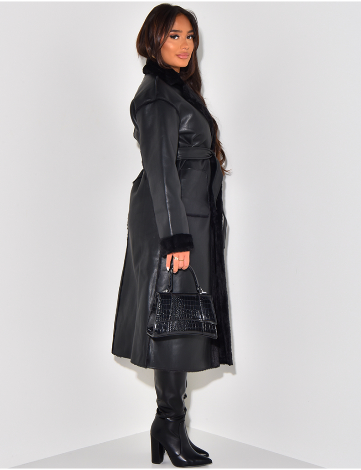 Langer Mantel aus Kunstleder Innenseite mit Fleece gefüttert.   Langer Mantel aus Kunstleder Innenseite mit Fleece gefüttert.