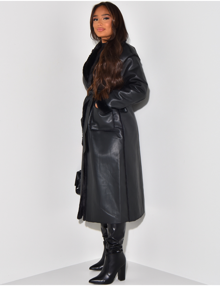 Langer Mantel aus Kunstleder Innenseite mit Fleece gefüttert.   Langer Mantel aus Kunstleder Innenseite mit Fleece gefüttert.