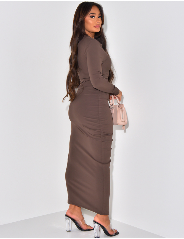   Langes, gerafftes Kleid mit Schulterpolstern