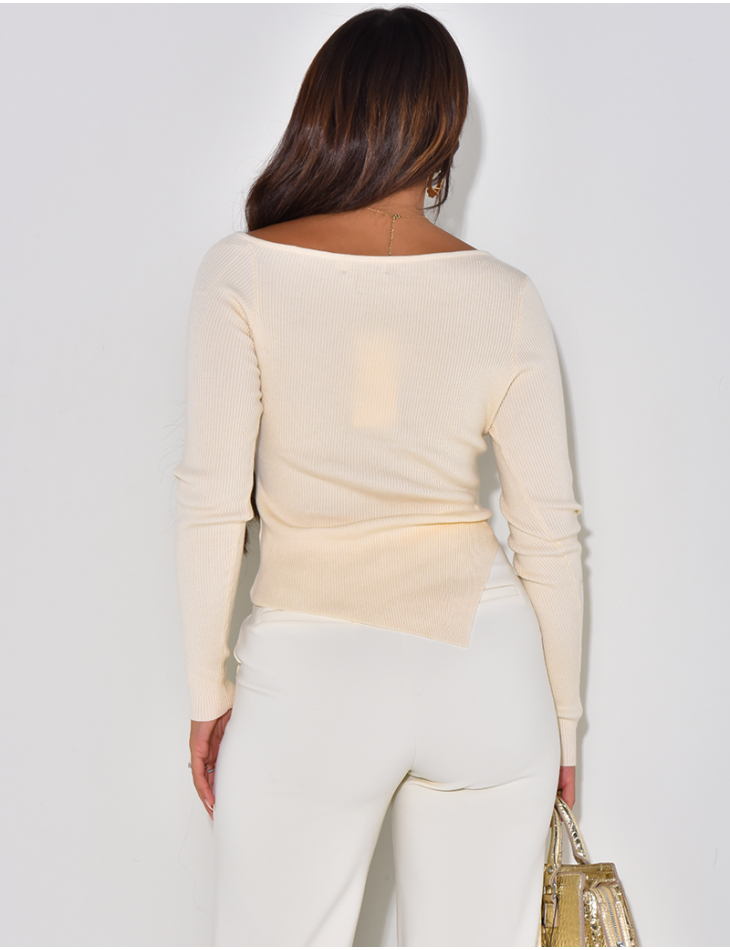   Kleiner, gerippter, asymmetrischer Pullover