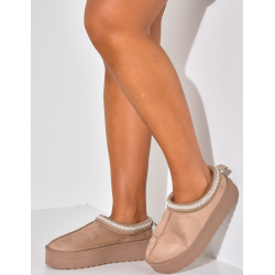 Hausschuhe aus gefüttertem Wildleder Hausschuhe aus gefüttertem Wildleder