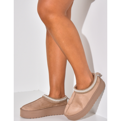 Hausschuhe aus gefüttertem Wildleder Hausschuhe aus gefüttertem Wildleder