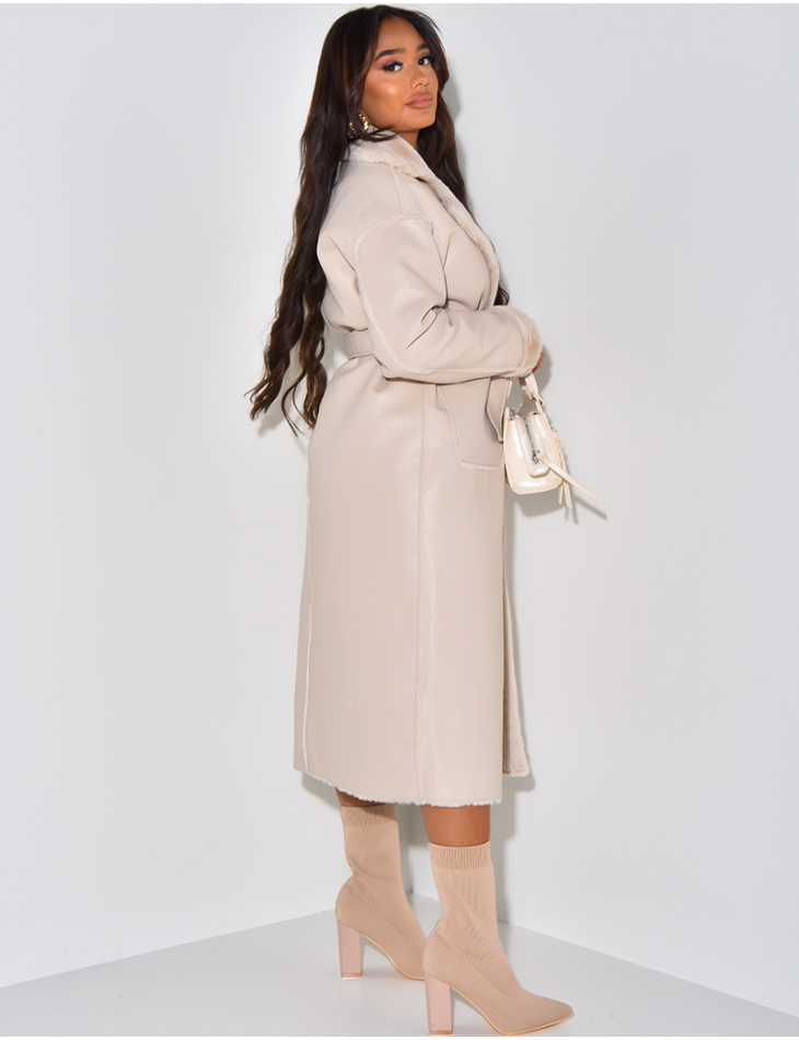 Langer Mantel aus Kunstleder Innenseite mit Fleece gefüttert.   Langer Mantel aus Kunstleder Innenseite mit Fleece gefüttert.