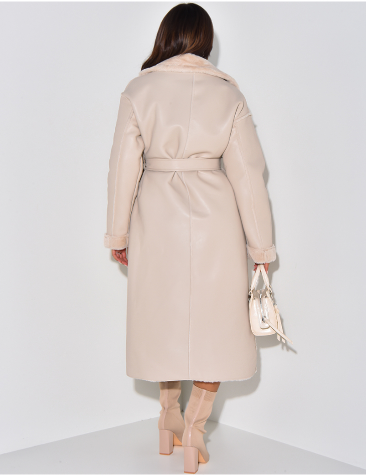 Langer Mantel aus Kunstleder Innenseite mit Fleece gefüttert.   Langer Mantel aus Kunstleder Innenseite mit Fleece gefüttert.