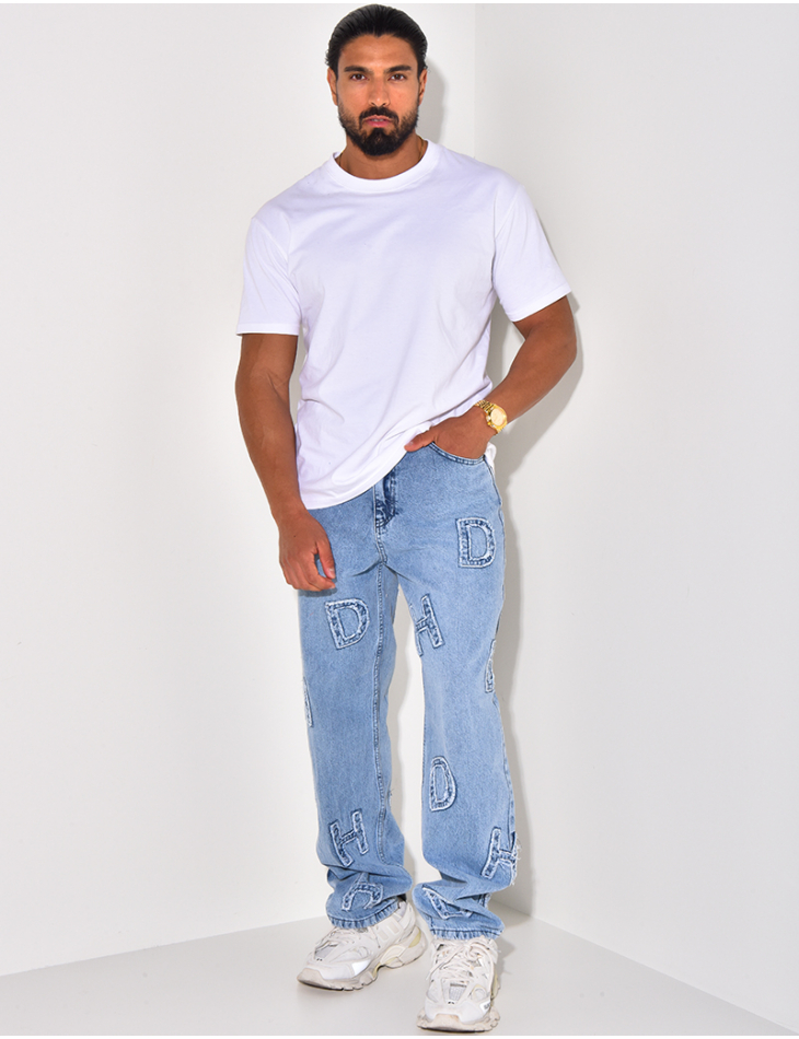 Jeans coupe large avec lettres en relief Jeans coupe large avec lettres en relief