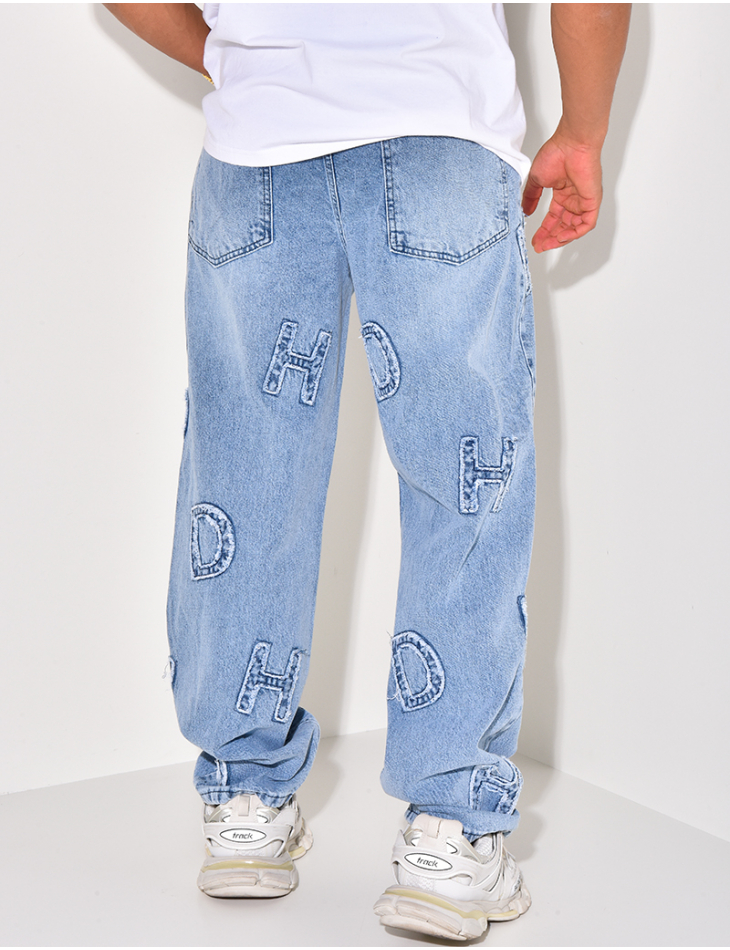 Jeans coupe large avec lettres en relief Jeans coupe large avec lettres en relief