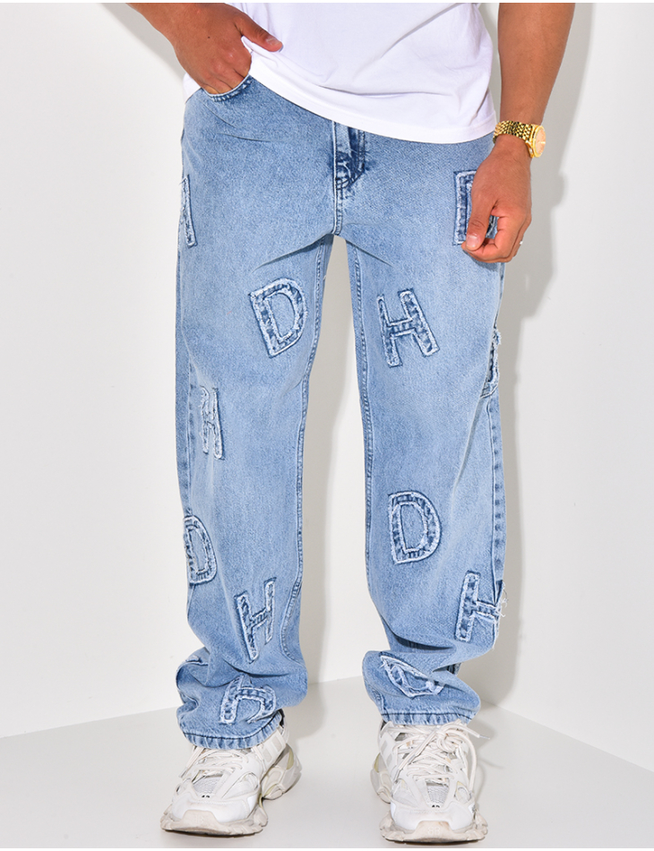 Jeans coupe large avec lettres en relief Jeans coupe large avec lettres en relief