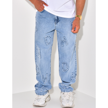 Jeans coupe large avec lettres en relief Jeans coupe large avec lettres en relief