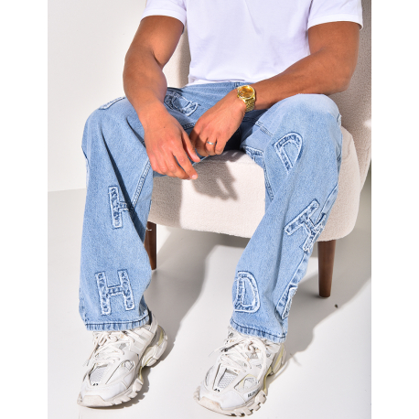 Jeans coupe large avec lettres en relief Jeans coupe large avec lettres en relief