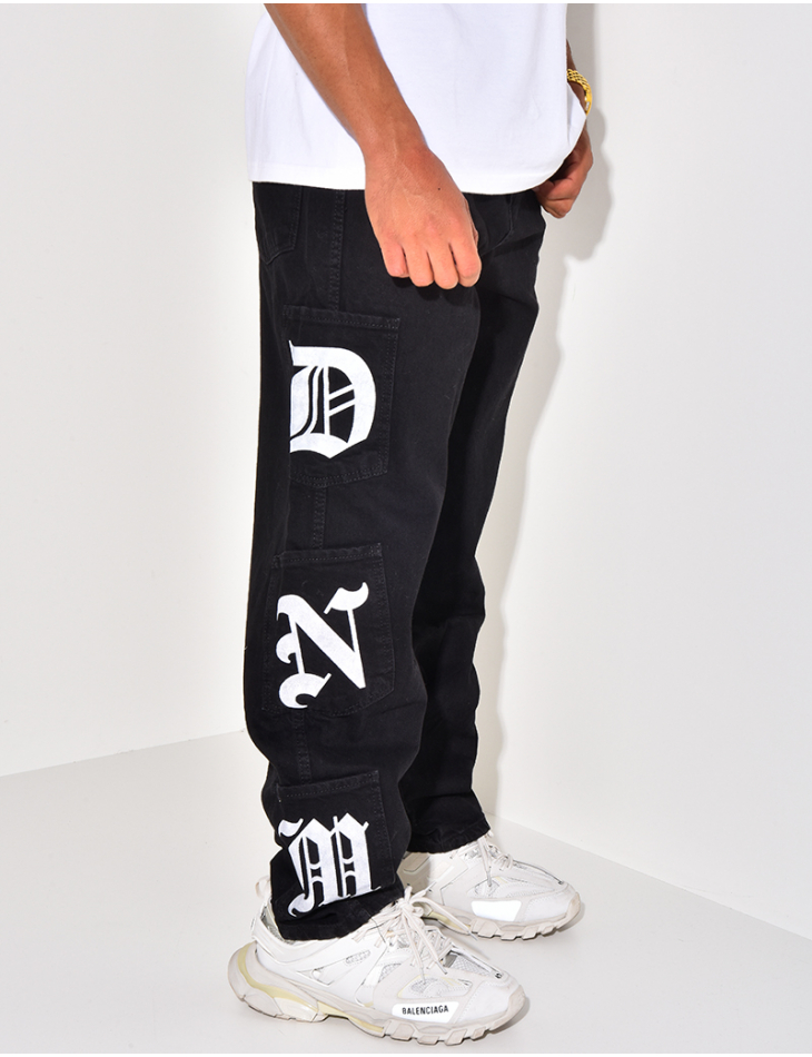 Jeans à poches et écritures