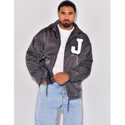 Veste à boutonner avec la lettre "J" Veste à boutonner avec la lettre "J"