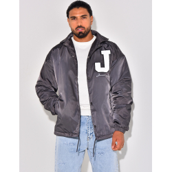 Veste à boutonner avec la lettre "J" Veste à boutonner avec la lettre "J"