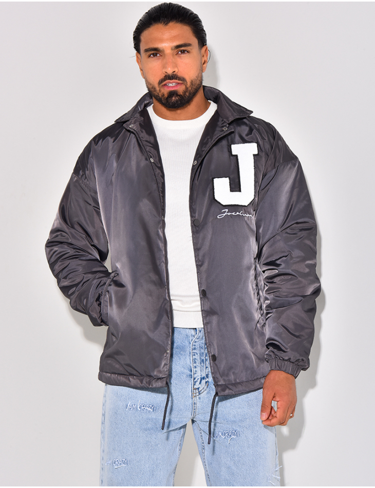Veste à boutonner avec la lettre "J" Veste à boutonner avec la lettre "J"
