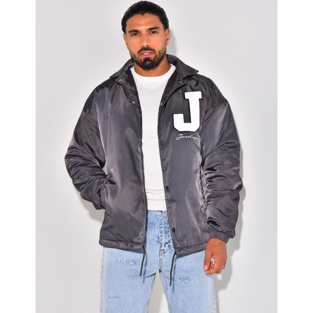 Veste à boutonner avec la lettre "J" Veste à boutonner avec la lettre "J"