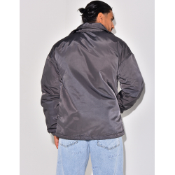 Veste à boutonner avec la lettre "J" Veste à boutonner avec la lettre "J"