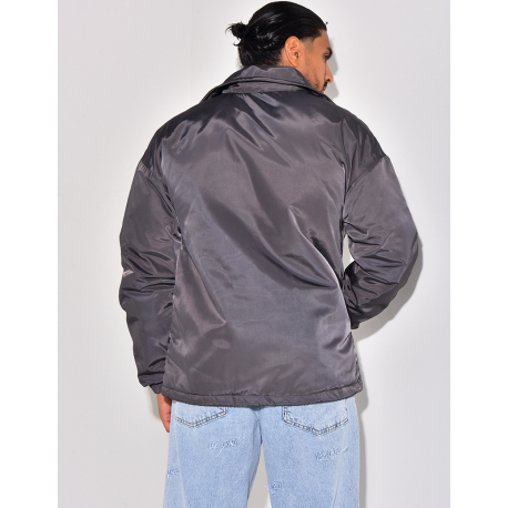 Veste à boutonner avec la lettre "J" Veste à boutonner avec la lettre "J"