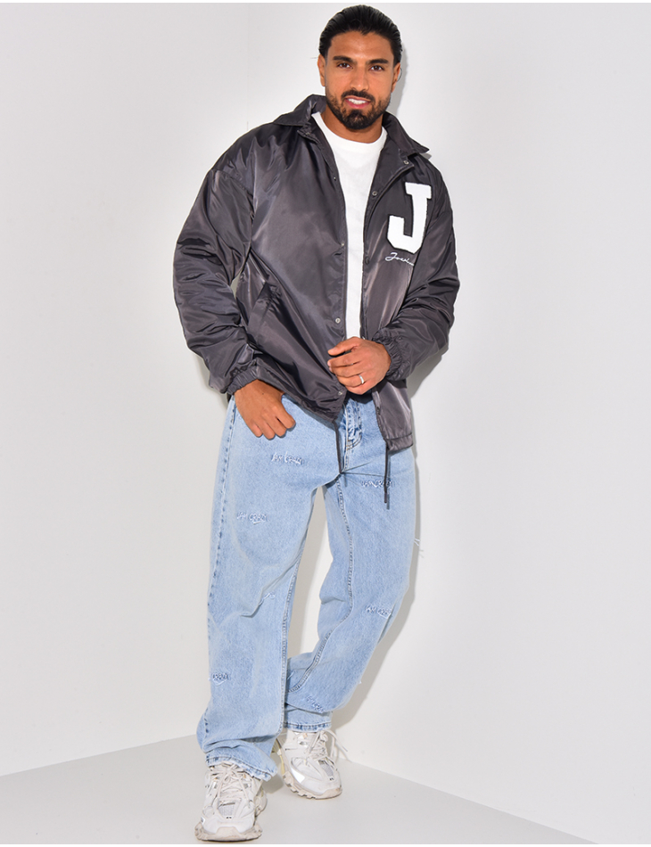 Veste à boutonner avec la lettre "J" Veste à boutonner avec la lettre "J"