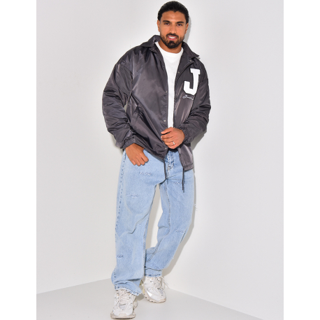 Veste à boutonner avec la lettre "J" Veste à boutonner avec la lettre "J"