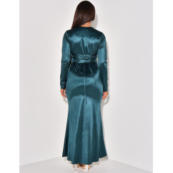Langes Kleid aus Satin, das im Rücken mit einer Schnürung gebunden wird. Langes Kleid aus Satin, das im Rücken mit einer Schnürung gebunden wird.