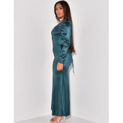 Langes Kleid aus Satin, das im Rücken mit einer Schnürung gebunden wird. Langes Kleid aus Satin, das im Rücken mit einer Schnürung gebunden wird.