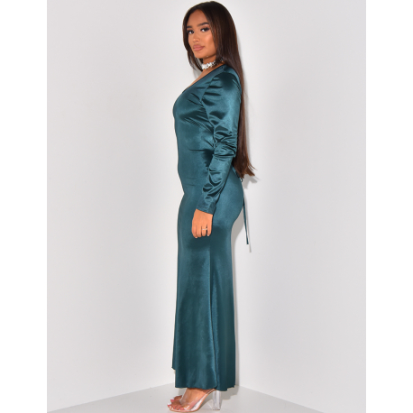 Langes Kleid aus Satin, das im Rücken mit einer Schnürung gebunden wird. Langes Kleid aus Satin, das im Rücken mit einer Schnürung gebunden wird.