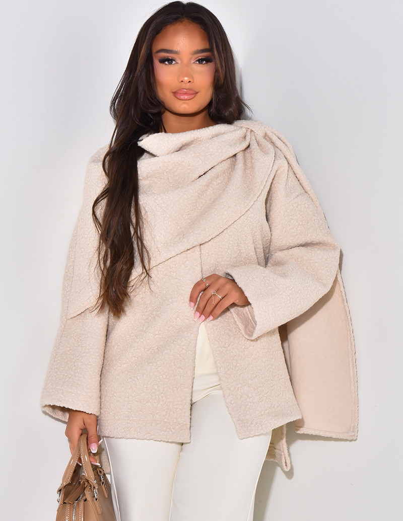 Cape ample en laine bouclée effet écharpe