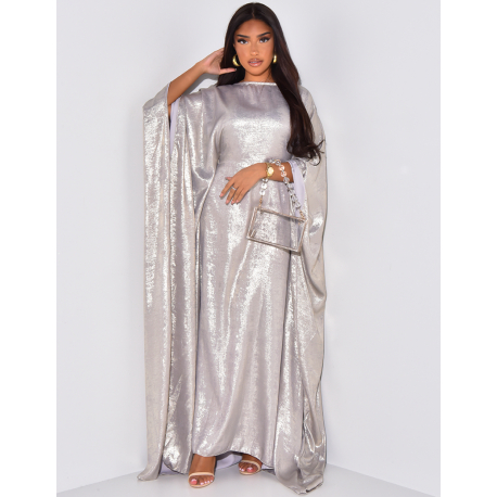   Lockeres, taillenbetontes Kleid aus Metallgewebe.