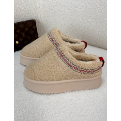 Keilpantoffeln aus besticktem Schaffell   Keilpantoffeln aus besticktem Schaffell