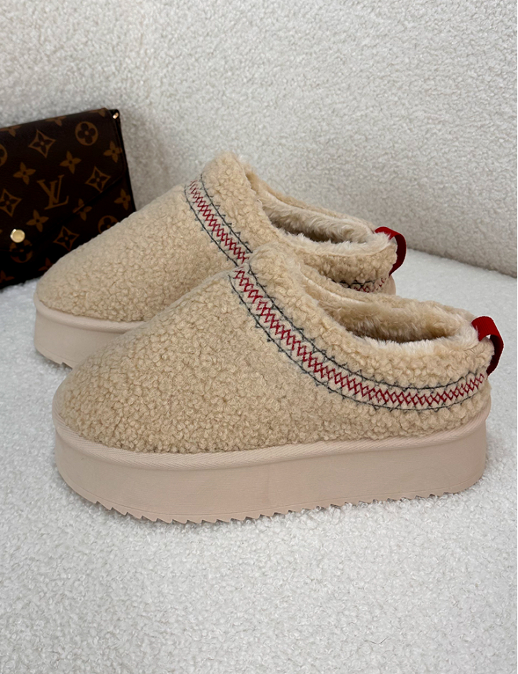 Keilpantoffeln aus besticktem Schaffell   Keilpantoffeln aus besticktem Schaffell