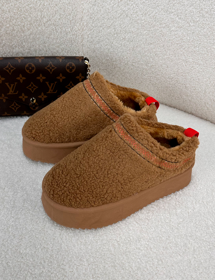 Chaussons compensées en peau de mouton brodées Chaussons compensées en peau de mouton brodées