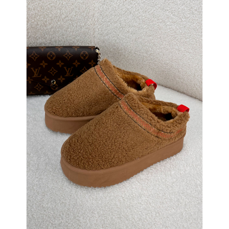 Chaussons compensées en peau de mouton brodées Chaussons compensées en peau de mouton brodées