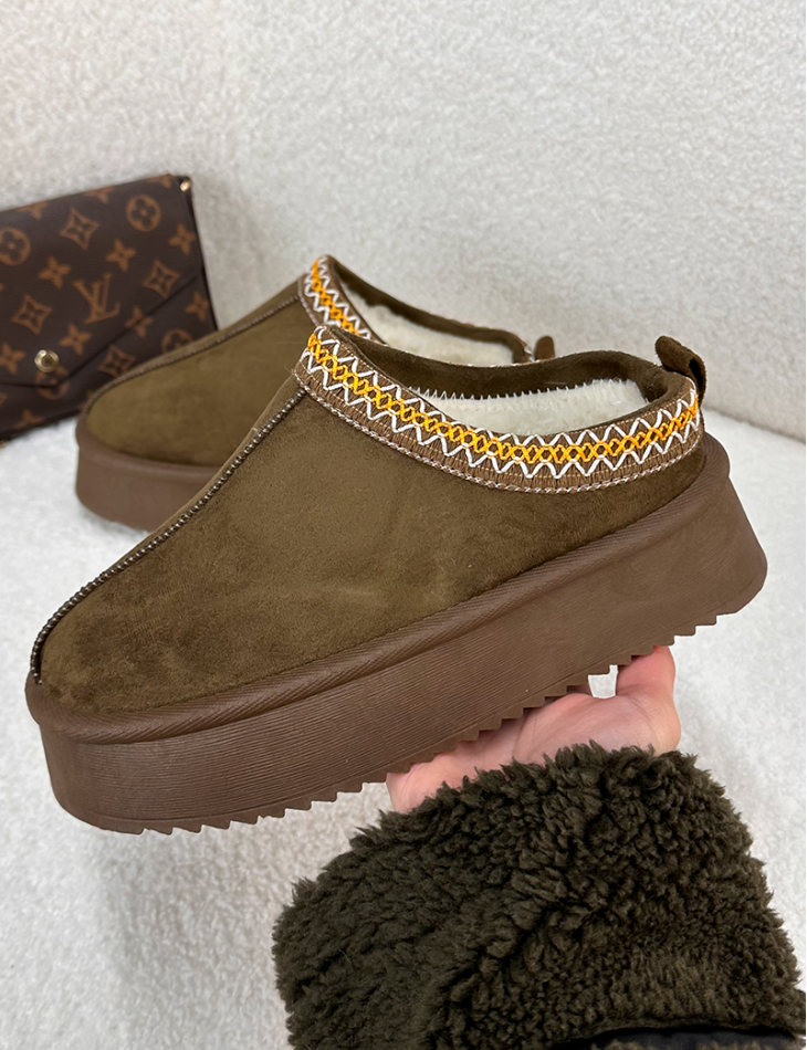 Hausschuhe aus gefüttertem Wildleder   Hausschuhe aus gefüttertem Wildleder