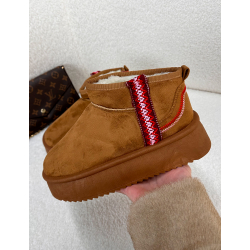 Bottines compensées fourrées en suédine brodées Bottines compensées fourrées en suédine brodées