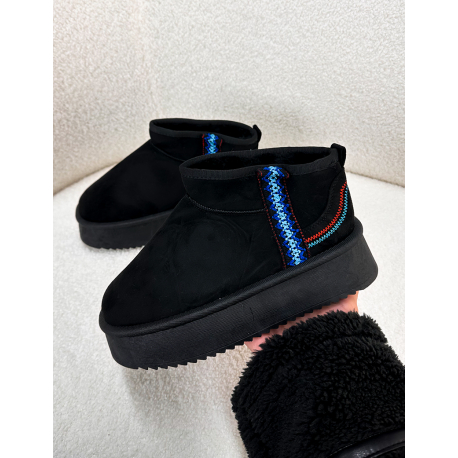 Gefütterte Keil-Stiefeletten aus besticktem Wildleder. Gefütterte Keil-Stiefeletten aus besticktem Wildleder.