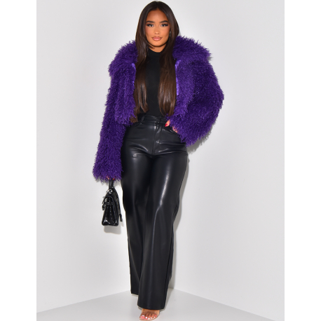   Kurze Jacke aus flockigem Kunstpelz