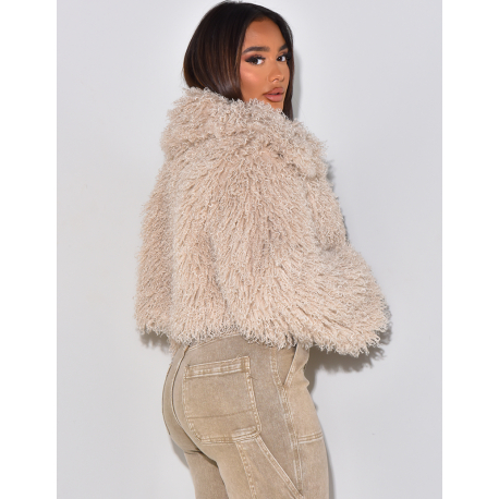   Kurze Jacke aus flockigem Kunstpelz