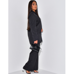 Oversize-Schneideranzug mit Pailletten.   Oversize-Schneideranzug mit Pailletten.