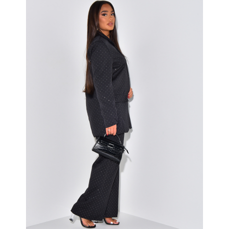 Oversize-Schneideranzug mit Pailletten.   Oversize-Schneideranzug mit Pailletten.