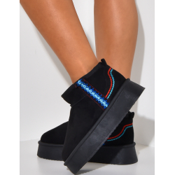 Gefütterte Keil-Stiefeletten aus besticktem Wildleder. Gefütterte Keil-Stiefeletten aus besticktem Wildleder.