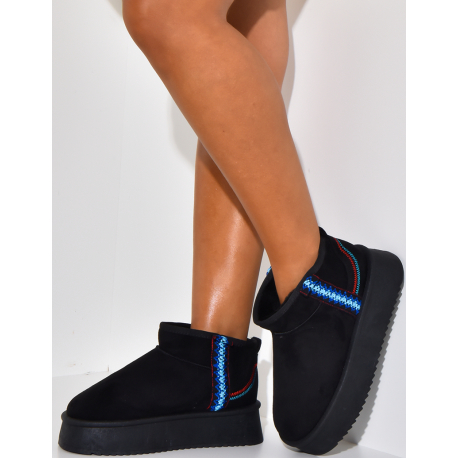 Gefütterte Keil-Stiefeletten aus besticktem Wildleder. Gefütterte Keil-Stiefeletten aus besticktem Wildleder.