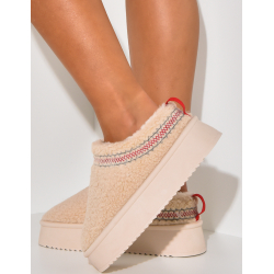 Keilpantoffeln aus besticktem Schaffell   Keilpantoffeln aus besticktem Schaffell