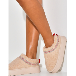 Keilpantoffeln aus besticktem Schaffell   Keilpantoffeln aus besticktem Schaffell