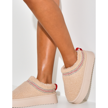 Keilpantoffeln aus besticktem Schaffell   Keilpantoffeln aus besticktem Schaffell