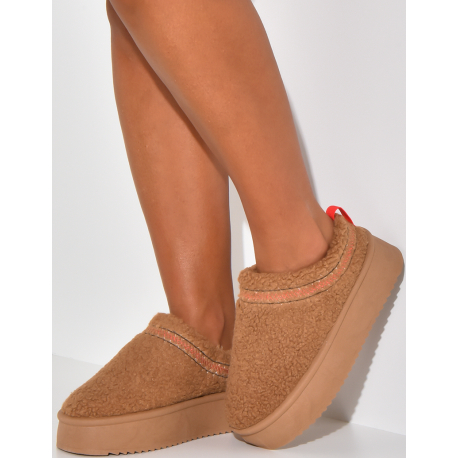 Chaussons compensées en peau de mouton brodées Chaussons compensées en peau de mouton brodées