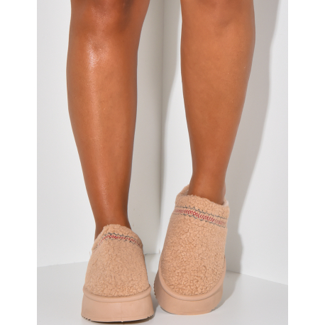 Chaussons compensées en peau de mouton brodées Chaussons compensées en peau de mouton brodées