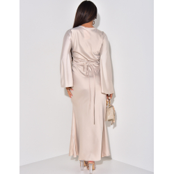 Langes Kleid aus Satin, das im Rücken gebunden wird Ausgestellte Ärmel