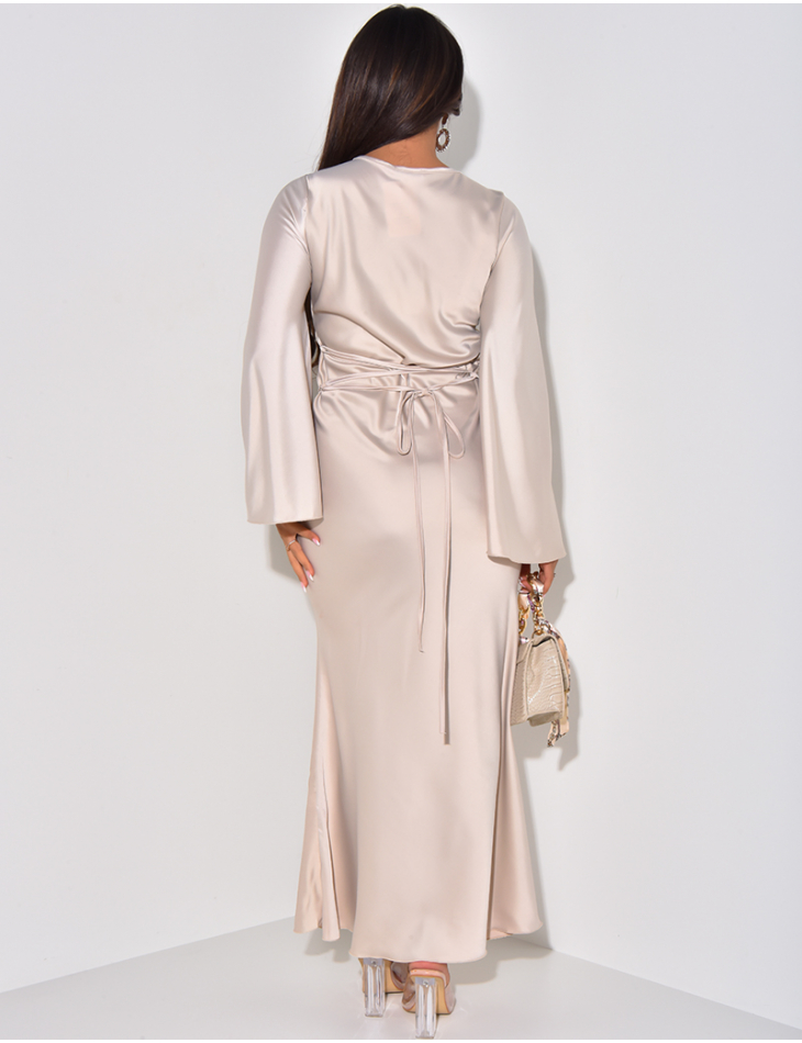 Langes Kleid aus Satin, das im Rücken gebunden wird Ausgestellte Ärmel